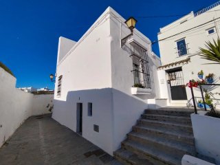 Se realizan trabajos de pinturas y restauración