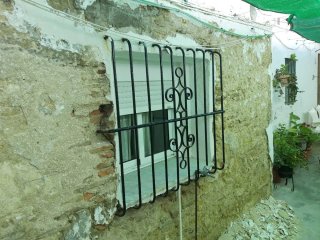 Se realizan trabajos de pinturas y restauración