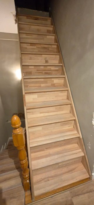 Escalera recta madera pino con barandilla