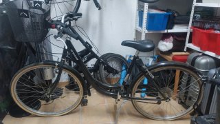 Bicicleta de paseo negra con cesta