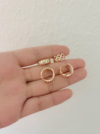 Pendientes dorados con diseño trenzado y de circon