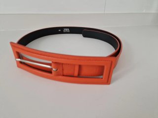 Cinturón naranja con hebilla rectangular