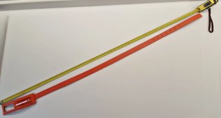 Cinturón naranja con hebilla rectangular