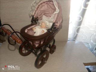 Carrito de muñeca de porcelana