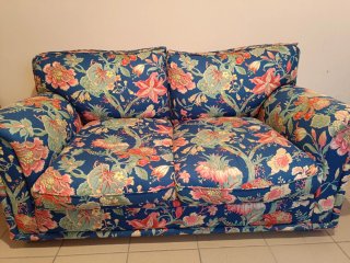 Sofá 160cm floral, en muy buen estado, poco uso.