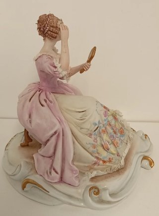 FIGURA DE UNA DAMA SOSTENIENDO EN UN ESPEJO