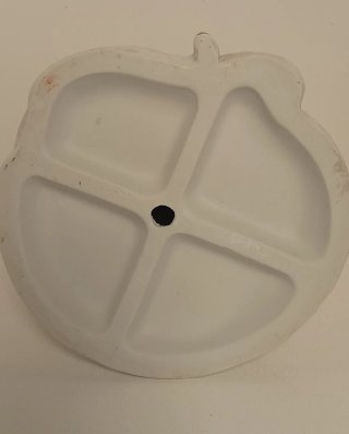 FIGURA DE UNA DAMA SOSTENIENDO EN UN ESPEJO