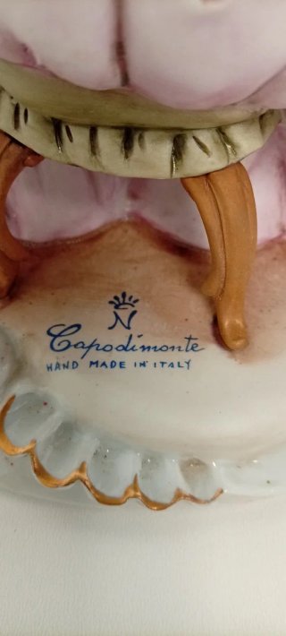 FIGURA DE UNA DAMA SOSTENIENDO EN UN ESPEJO