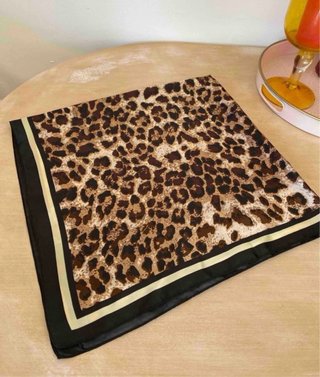 Pañuelo estampado leopardo
