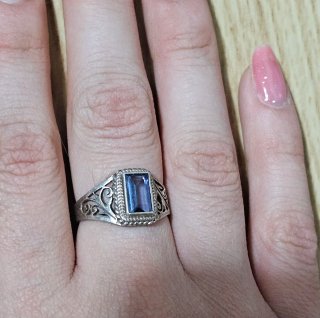 Anillo vintage con piedra morada