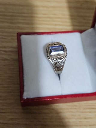 Anillo vintage con piedra morada
