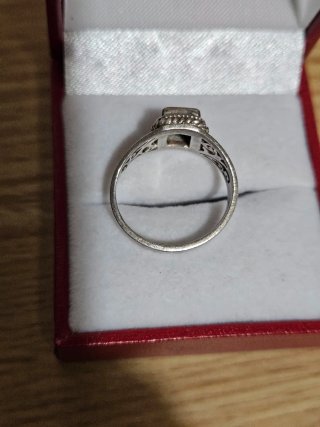 Anillo vintage con piedra morada