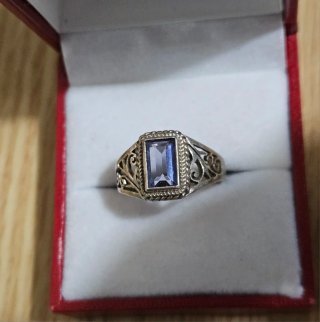 Anillo vintage con piedra morada