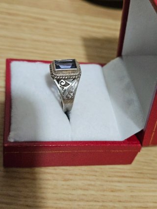Anillo vintage con piedra morada