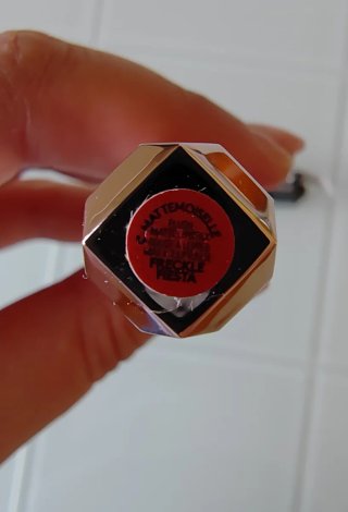 Fenty Beauty Mattemoiselle Lipstick tono rojo teja