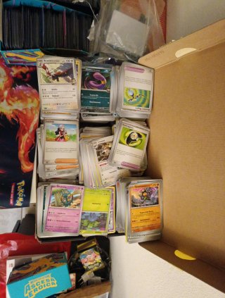 Lotto 100 carte Pokemon differenti