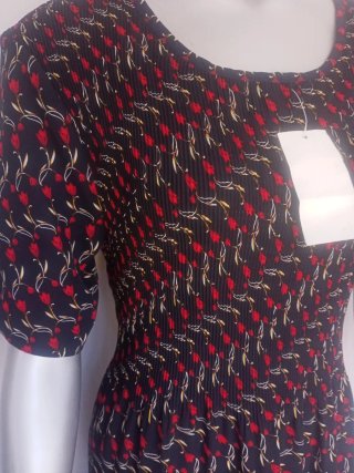 Vestido estampado floral negro y rojo