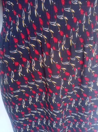 Vestido estampado floral negro y rojo