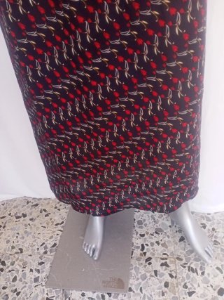 Vestido estampado floral negro y rojo