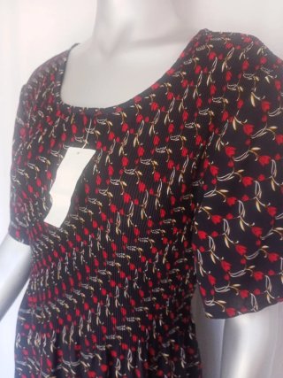 Vestido estampado floral negro y rojo