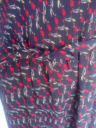 Vestido estampado floral negro y rojo