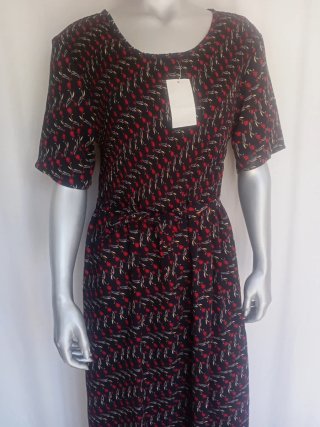 Vestido estampado floral negro y rojo