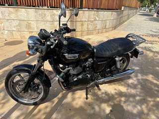 Triumph Bonneville 865 CV Negra