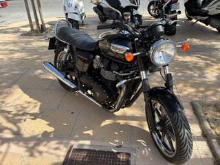 Triumph Bonneville 865 CV Negra