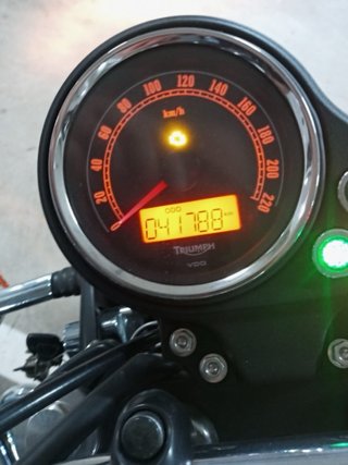 Triumph Bonneville 865 CV Negra