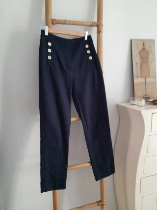 Pantalón azul marino. Mango. Talla 36