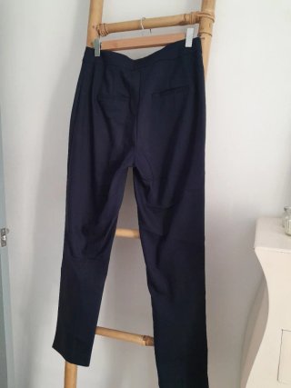 Pantalón azul marino. Mango. Talla 36