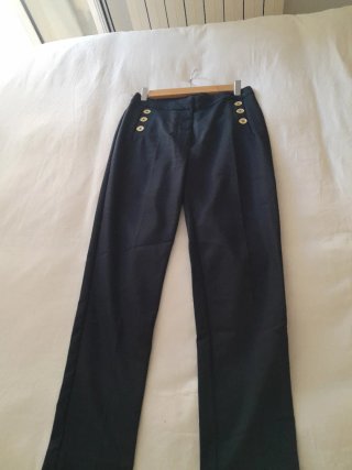 Pantalón azul marino. Mango. Talla 36
