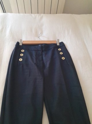 Pantalón azul marino. Mango. Talla 36