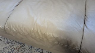 Sofá de piel beige