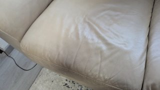 Sofá de piel beige
