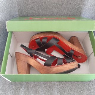 Sandalias Jocomomola tacón madera