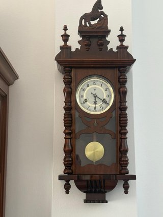 Reloj de péndulo antiguo de madera