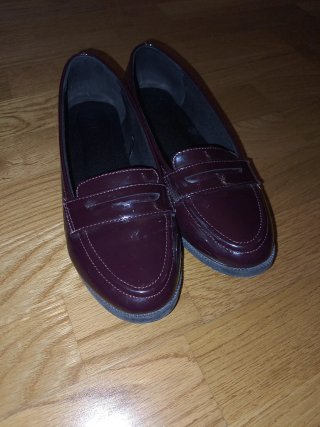 Mocasines negros y morados