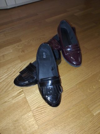 Mocasines negros y morados