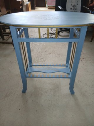 Mesa auxiliar ovalada azul y dorada