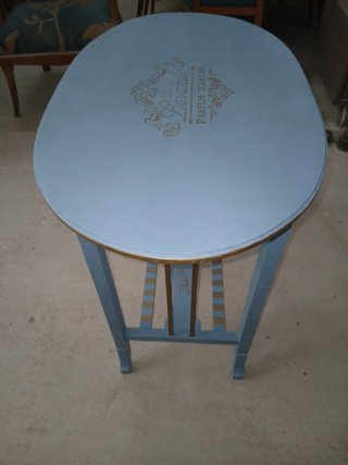 Mesa auxiliar ovalada azul y dorada