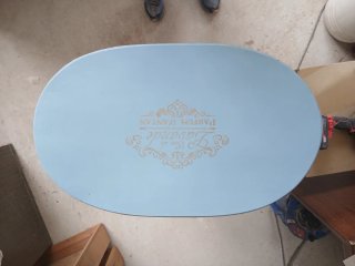 Mesa auxiliar ovalada azul y dorada