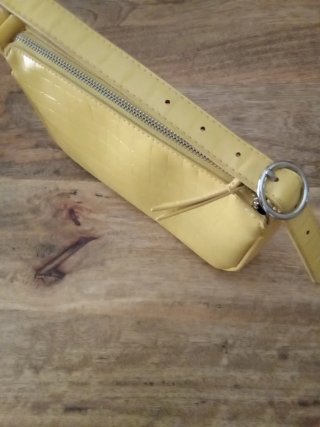 Bolso juvenil amarillo efecto piel