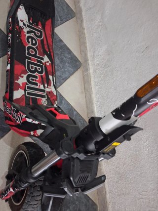 Patinete Eléctrico Red Bull