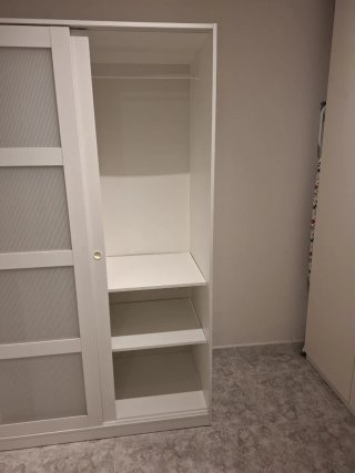 Armadio con ante scorrevoli in vetro e legno