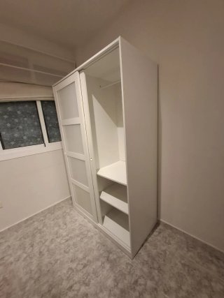 Armadio con ante scorrevoli in vetro e legno