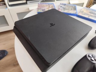 PS4 Slim 1TB Negra + 4 Juegos y 2 Mandos