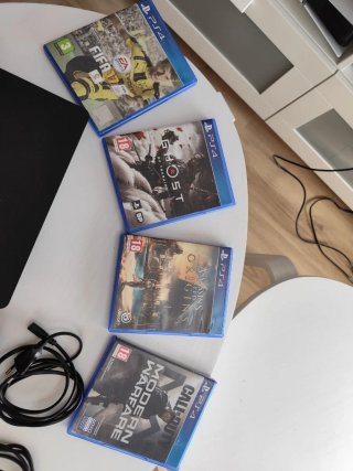 PS4 Slim 1TB Negra + 4 Juegos y 2 Mandos