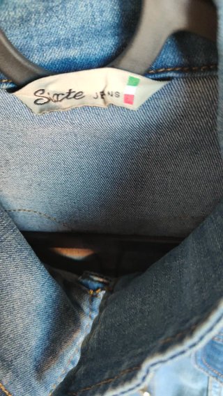 Chaqueta tejana con tachuelas