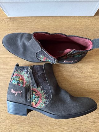 Botines Desigual grises y multicolor